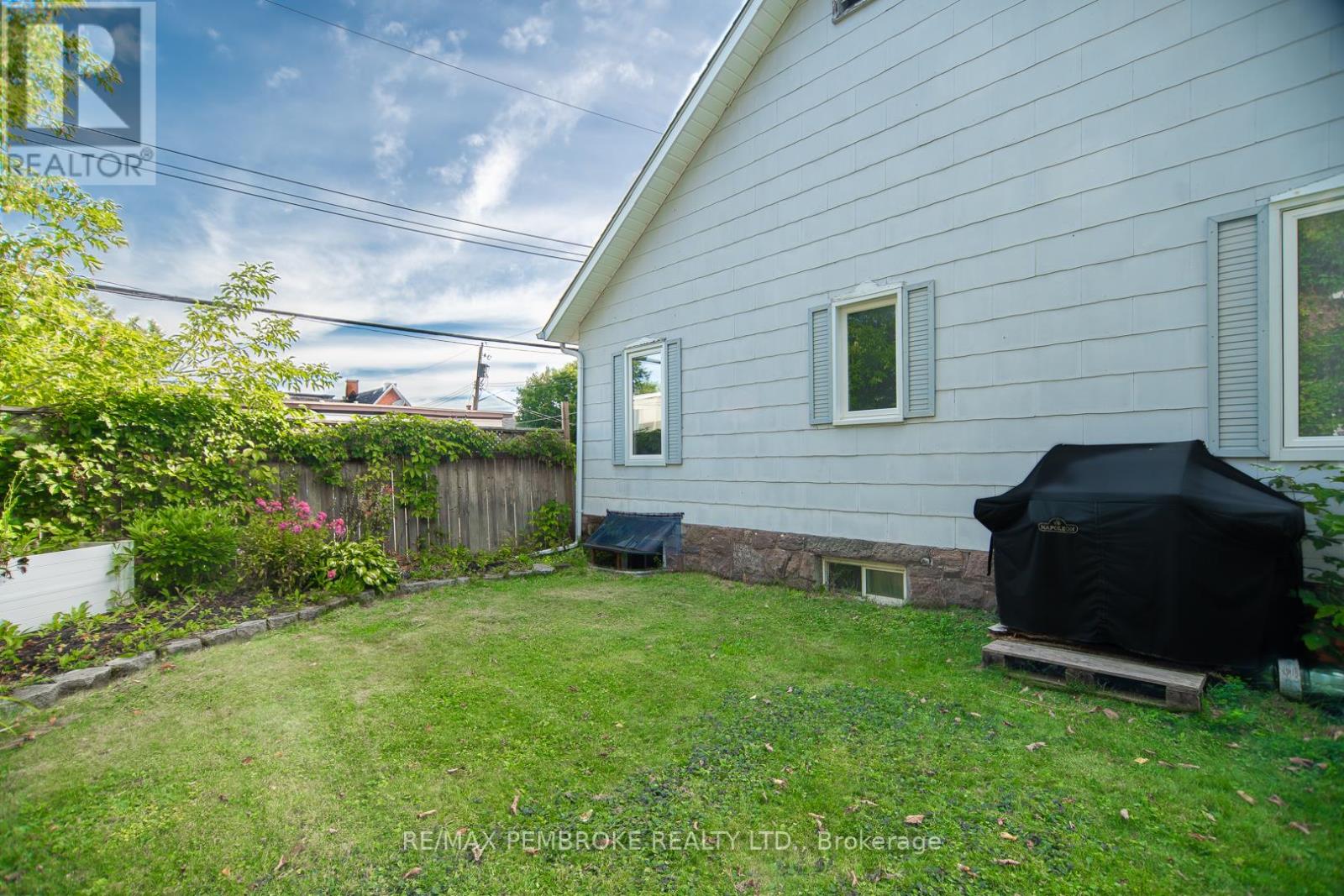 Photo 3 of 382 Mary Street, Pembroke ON