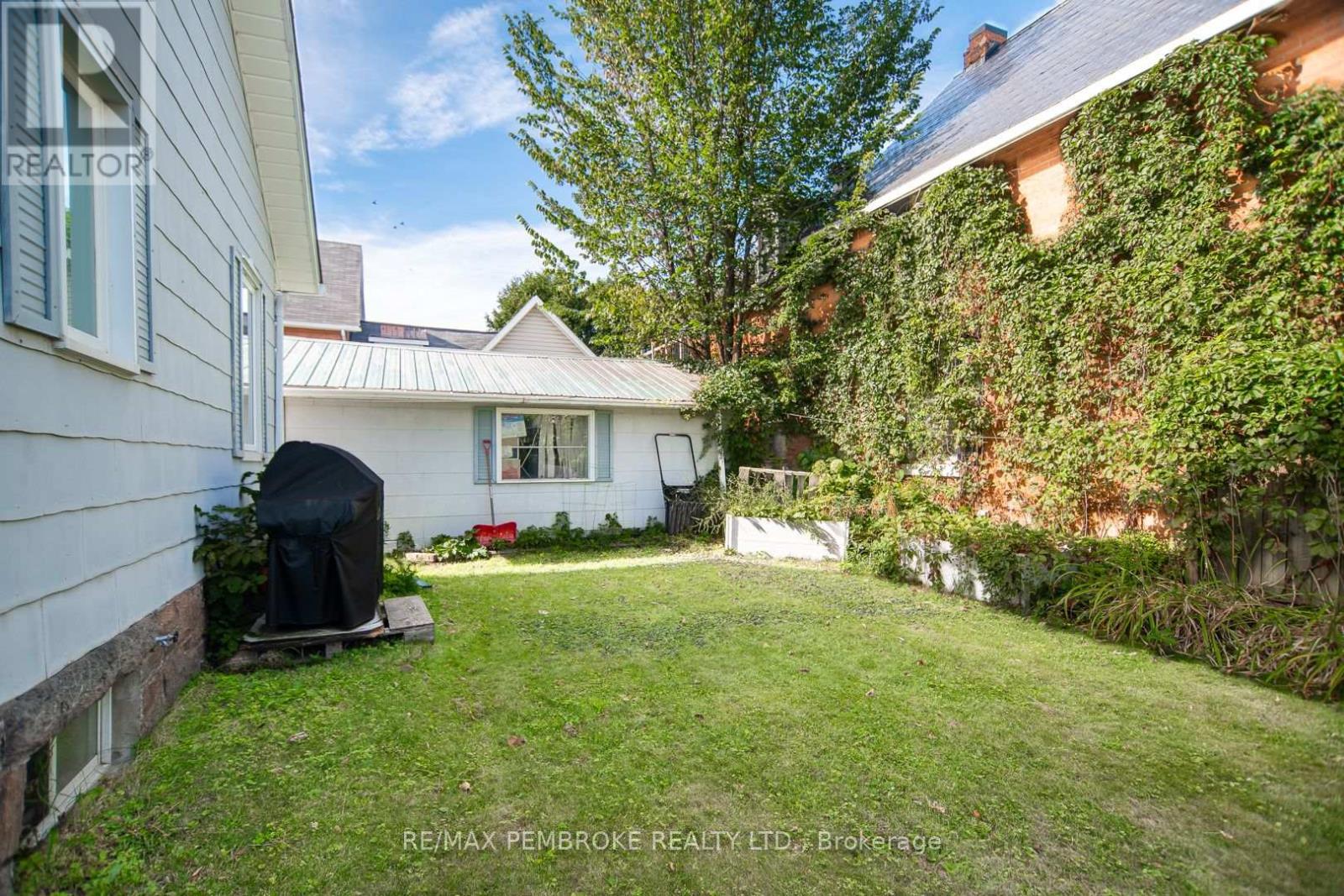 Photo 4 of 382 Mary Street, Pembroke ON