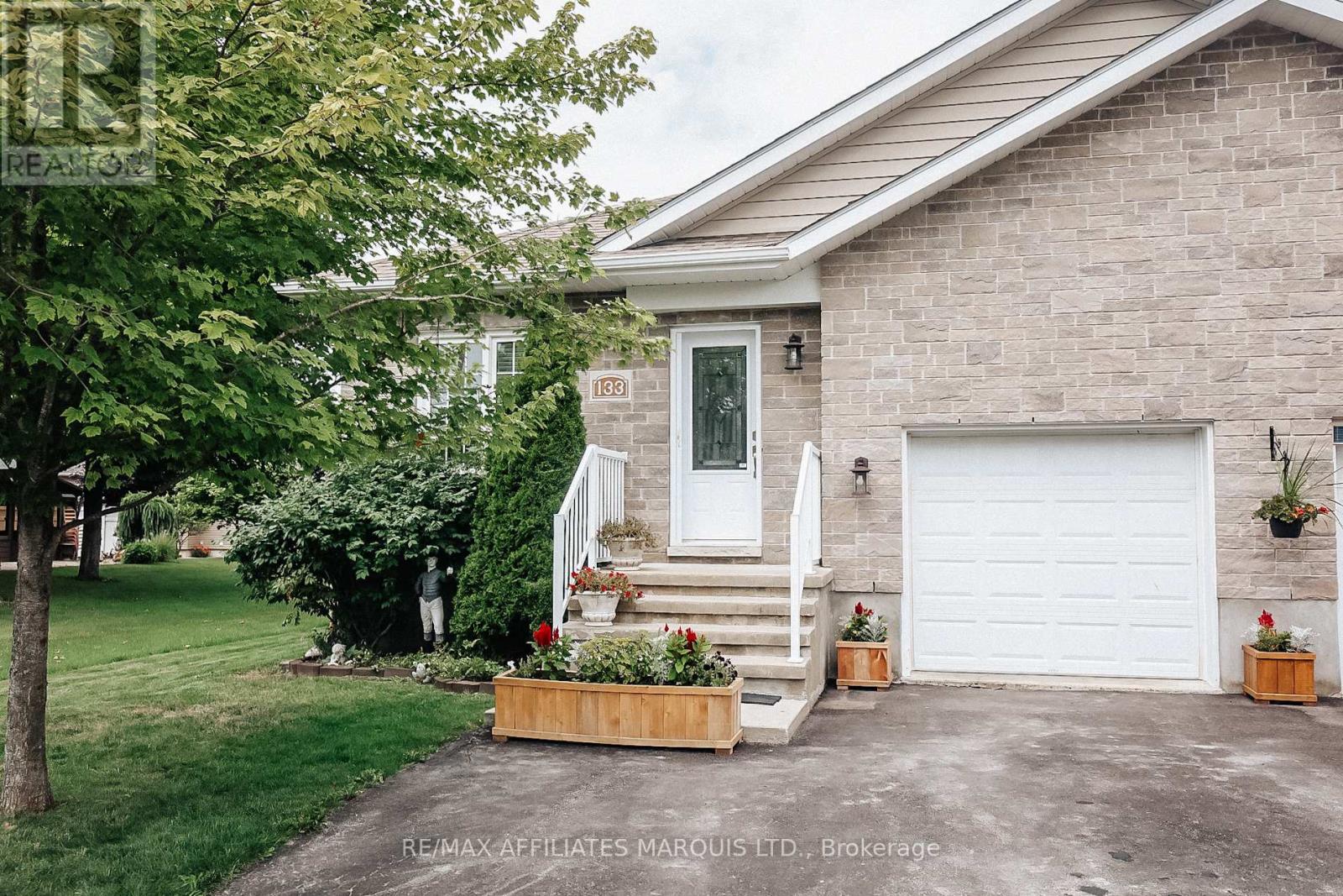 Photo 2 of 133 St George Street E, North Glengarry ON