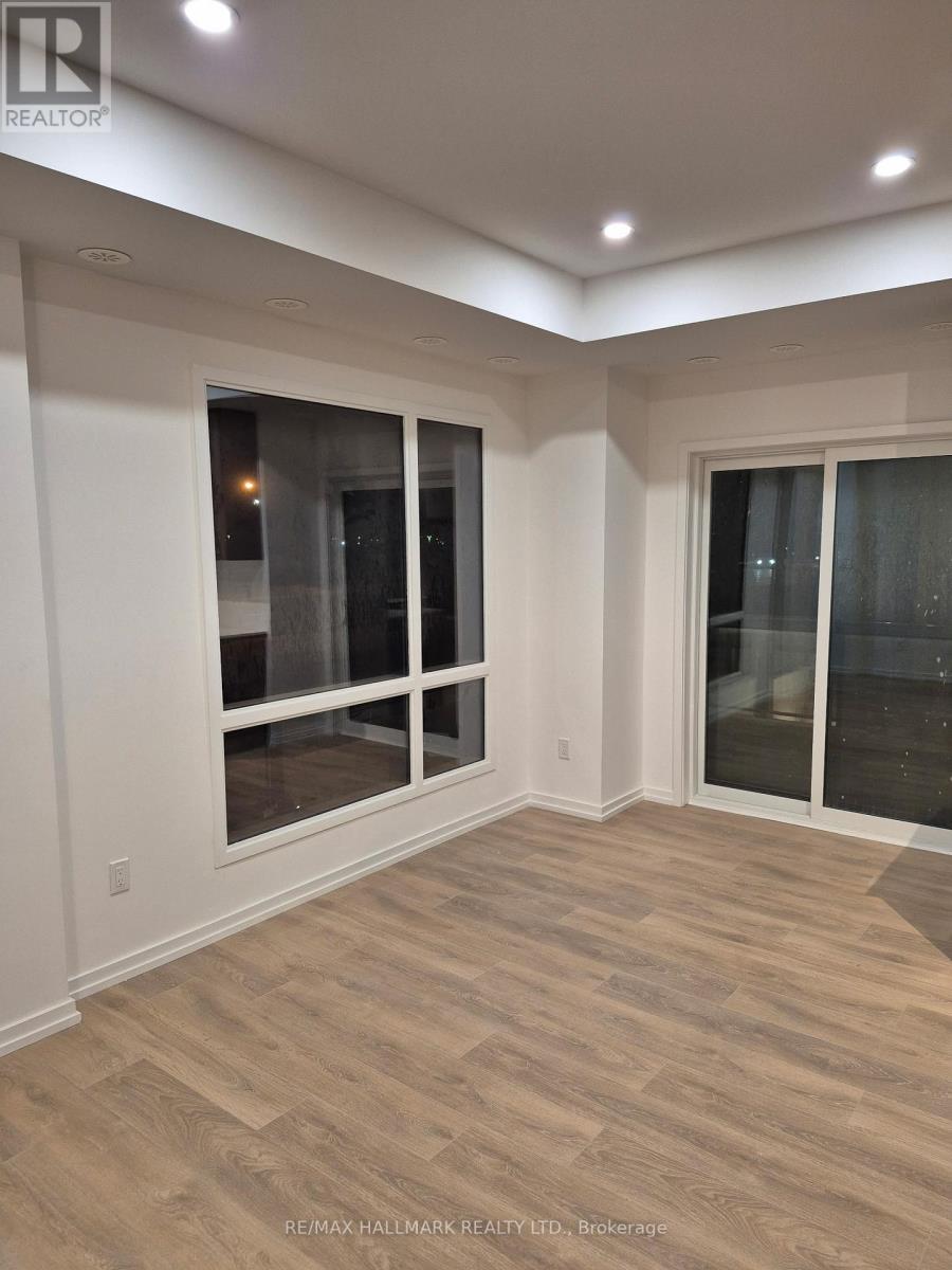 Photo 3 of 13 16 Lytham Green Circle, Newmarket ON