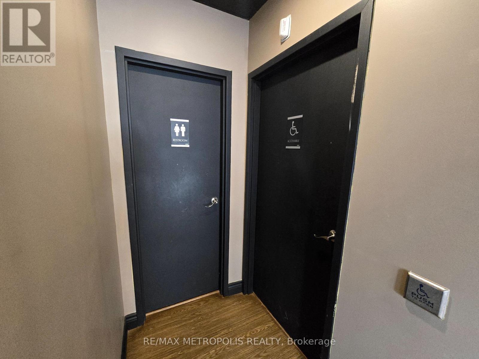 Photo 17 of 1 18025 Yonge Street, Newmarket ON