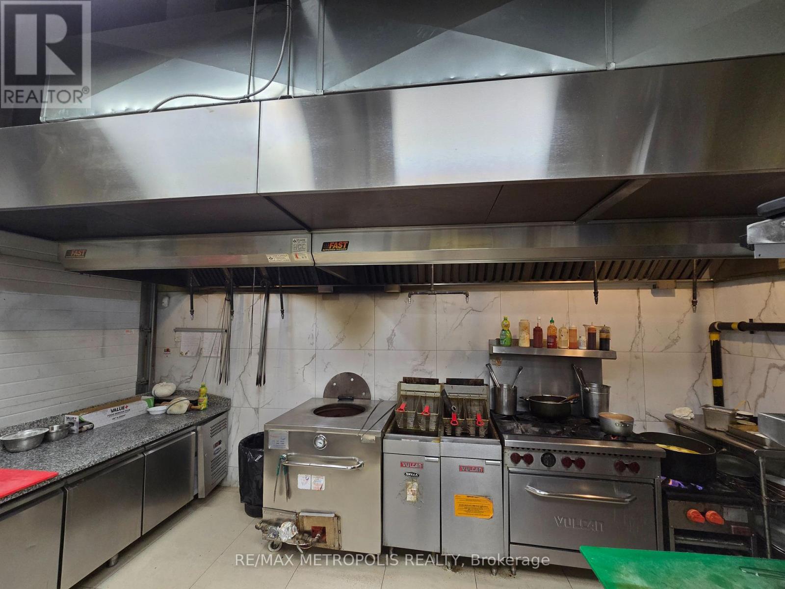 Photo 25 of 1 18025 Yonge Street, Newmarket ON