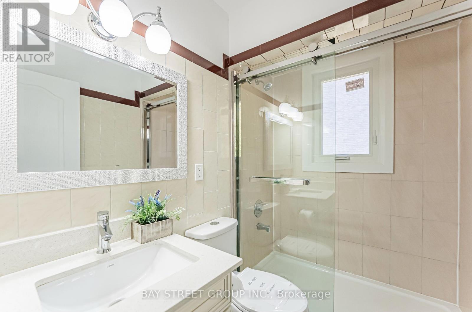Photo 14 of 51 Rockport Crescent, Richmond Hill ON