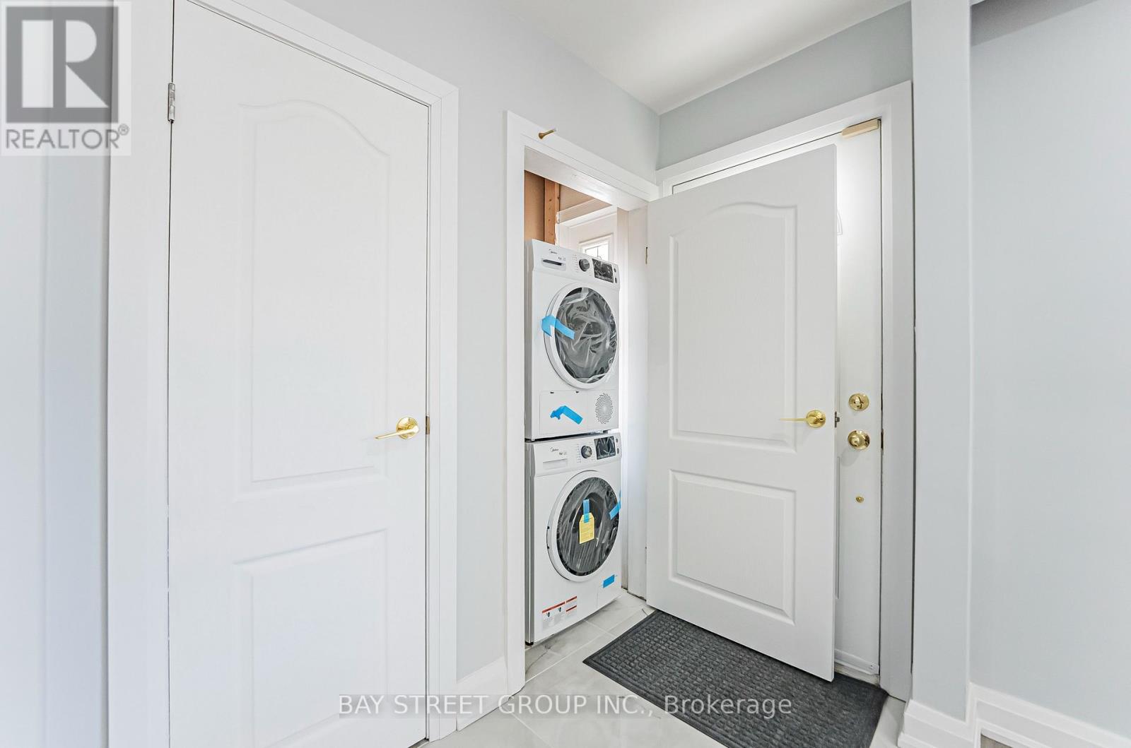 Photo 4 of 51 Rockport Crescent, Richmond Hill ON