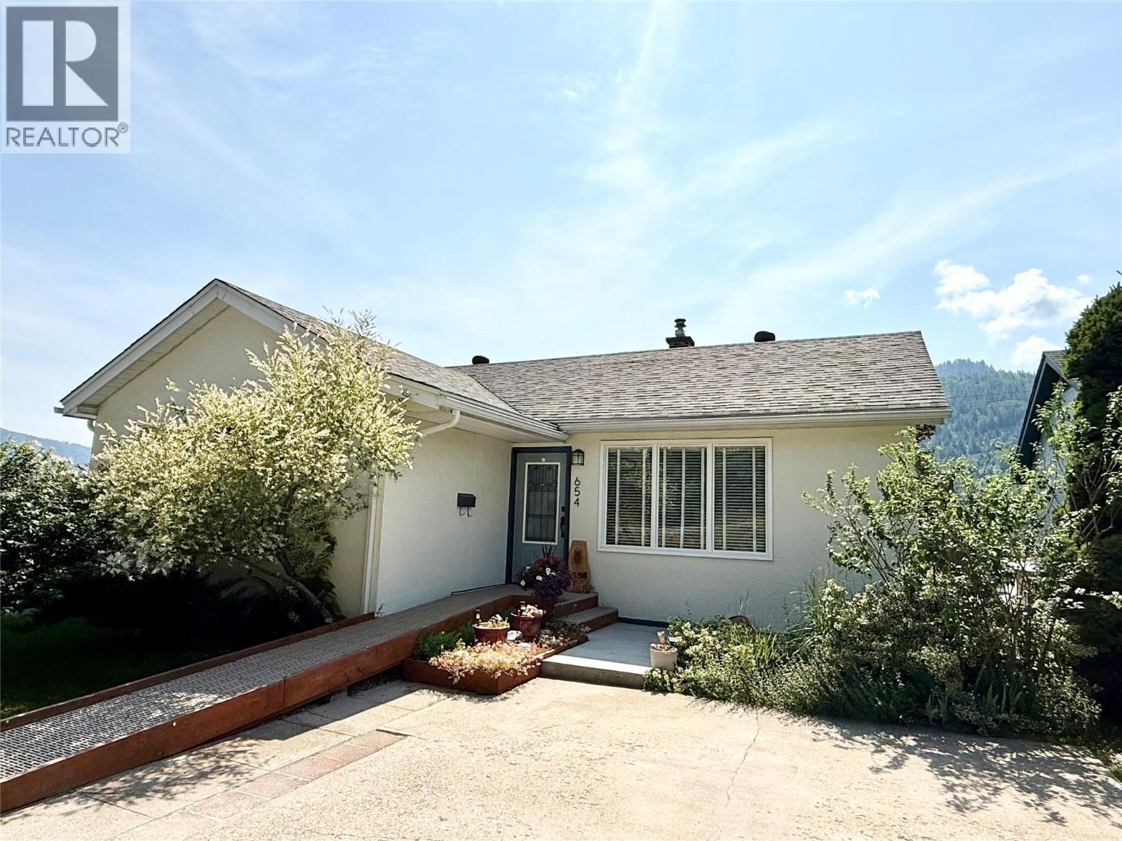 654 Schofield Highway, Warfield