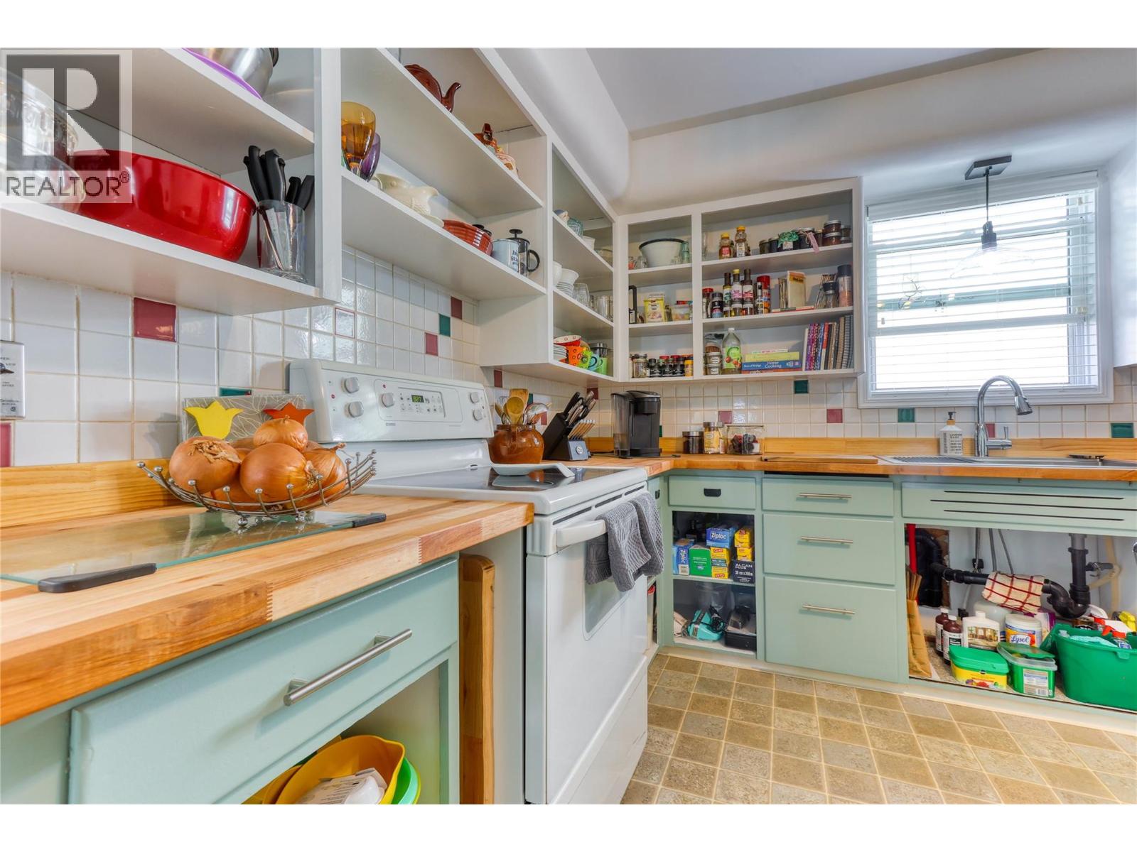 654 Schofield Highway, Warfield
