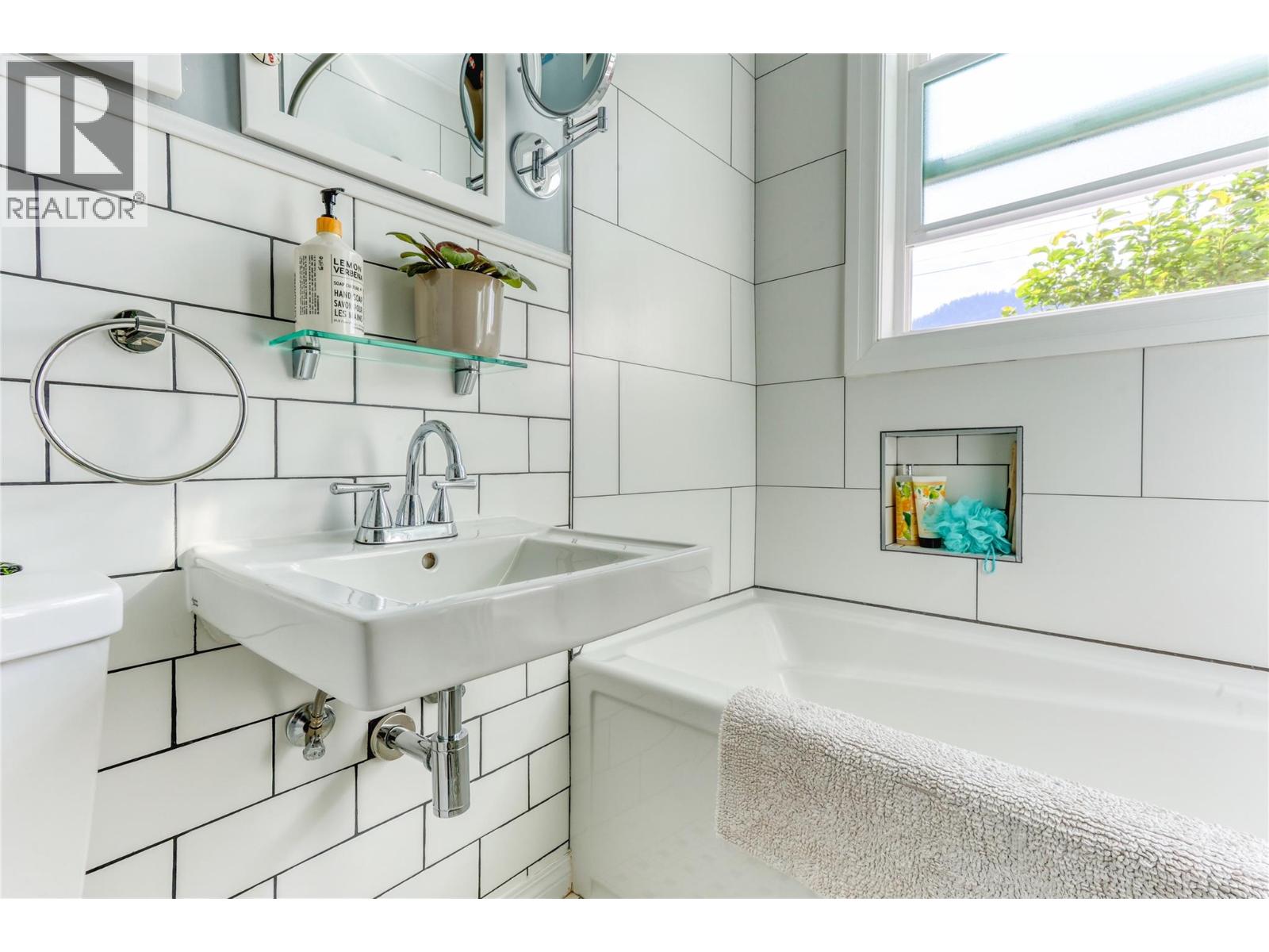 654 Schofield Highway, Warfield