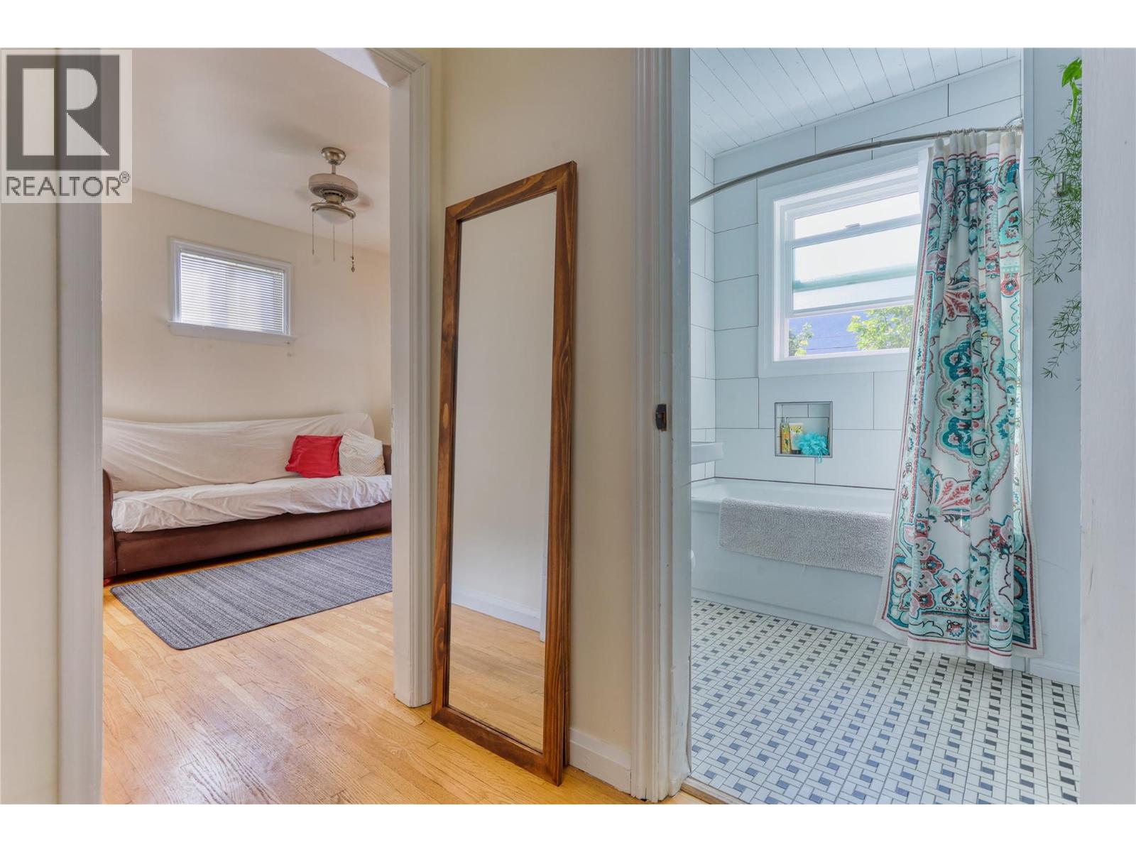 654 Schofield Highway, Warfield