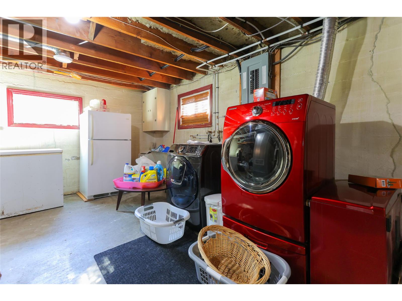 654 Schofield Highway, Warfield