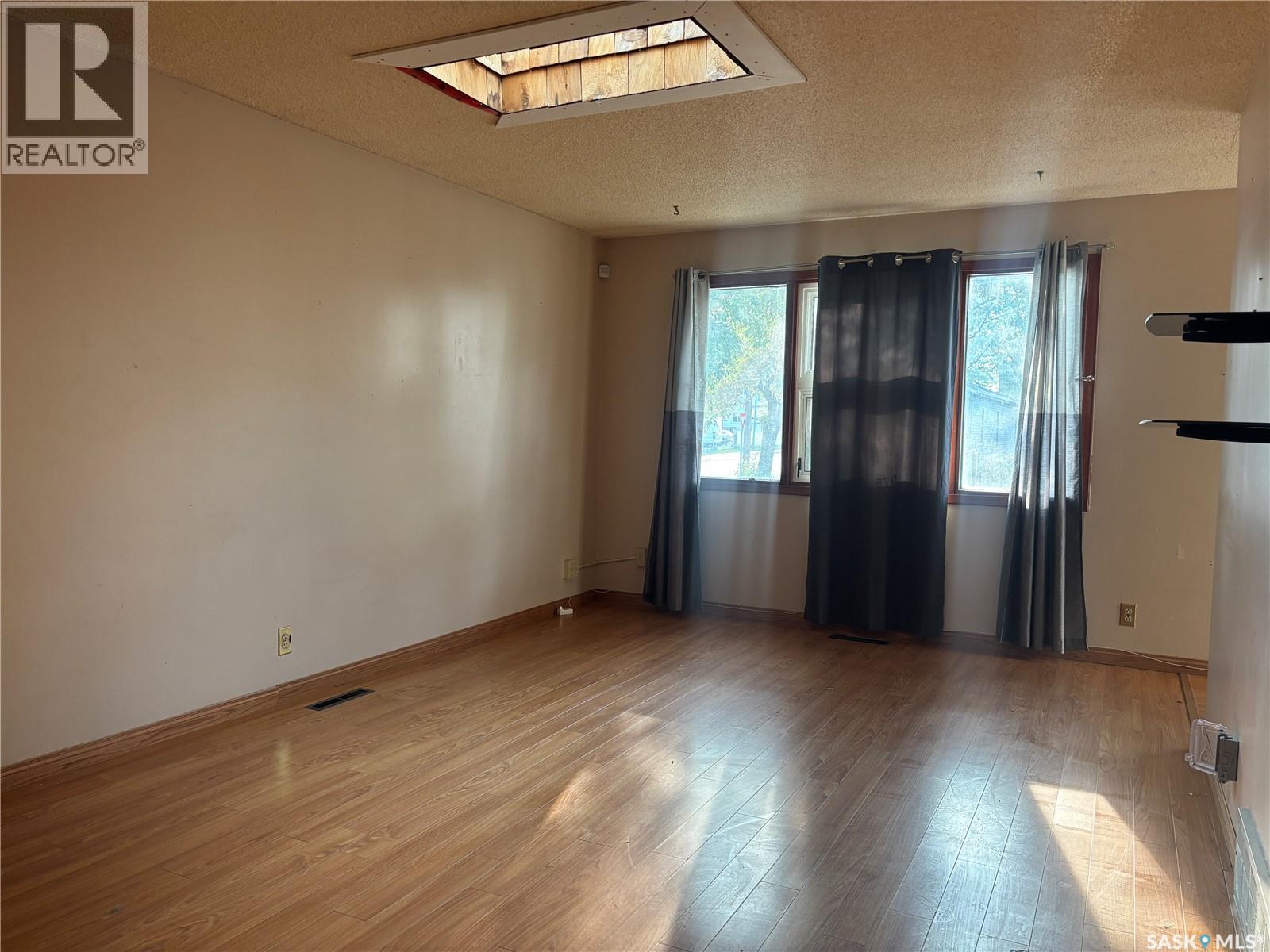 Photo 4 of 975 Atkinson Street, Regina SK