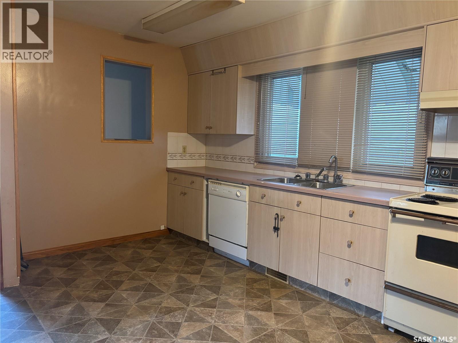 Photo 6 of 975 Atkinson Street, Regina SK