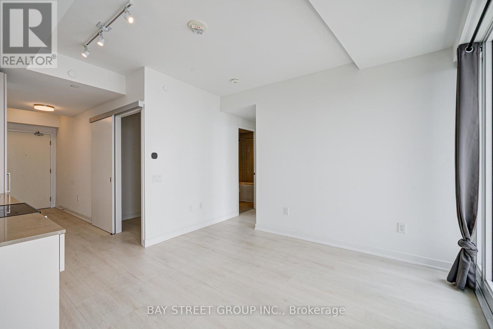 Photo 9 of 3207 3900 Confederation Parkway, Mississauga ON