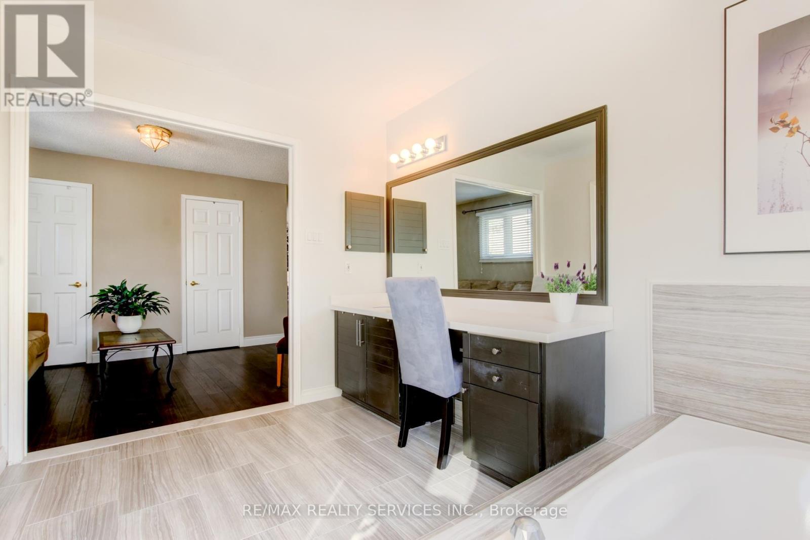 Photo 20 of 25 Brookbank Court, Brampton ON