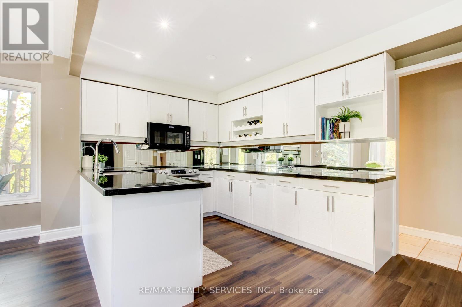 Photo 6 of 25 Brookbank Court, Brampton ON