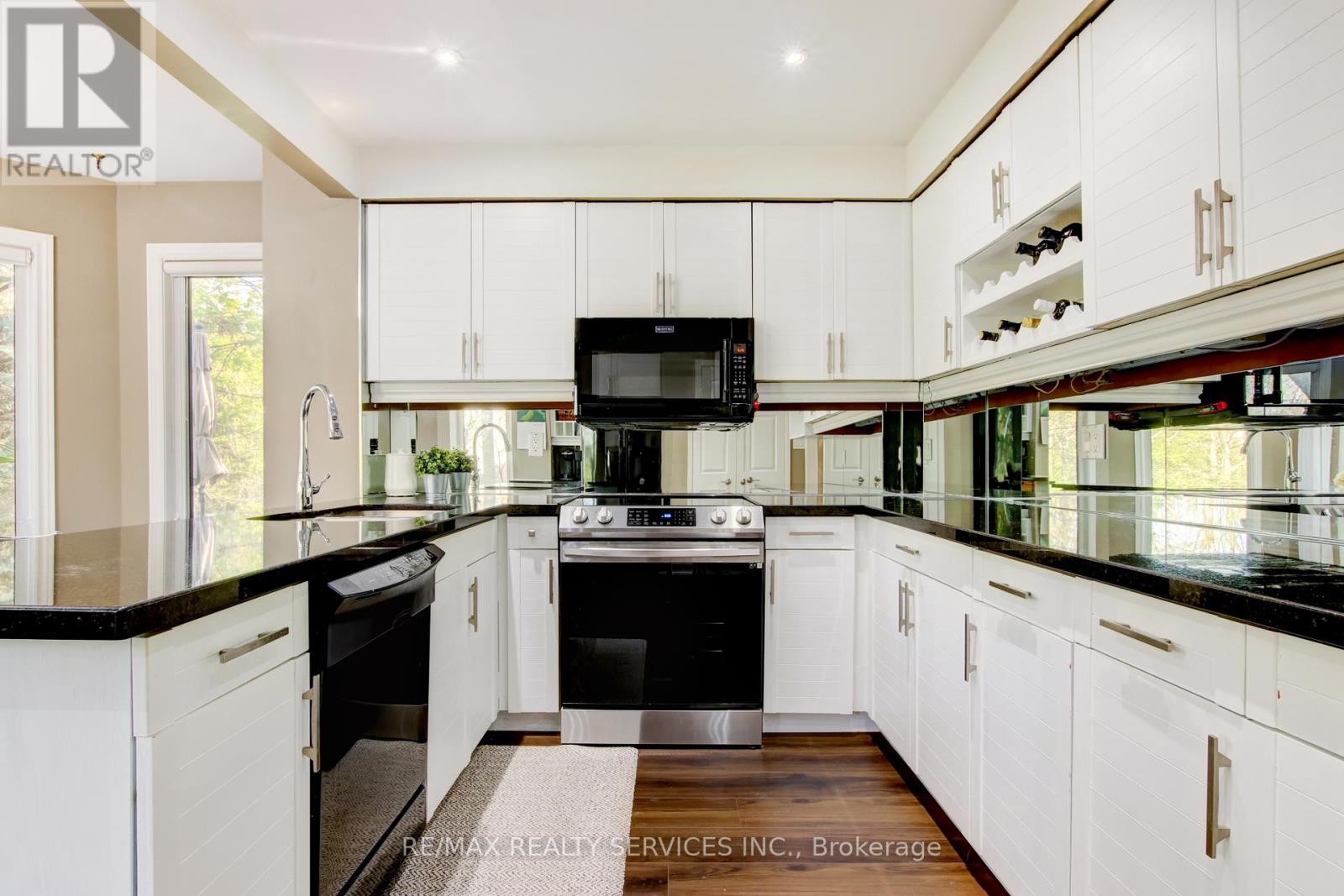 Photo 8 of 25 Brookbank Court, Brampton ON