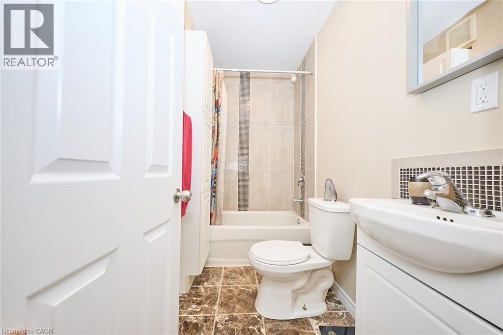 Photo 20 of 30 Mcalpine Avenue S, Welland ON