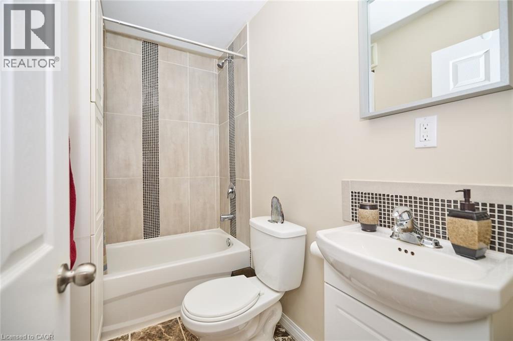 Photo 21 of 30 Mcalpine Avenue S, Welland ON