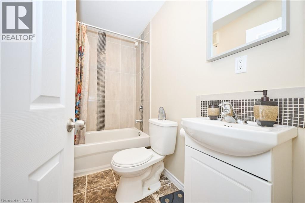 Photo 19 of 30 Mcalpine Avenue S, Welland ON