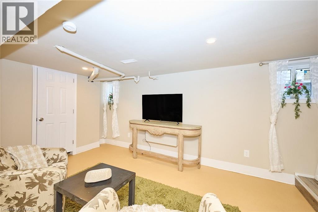 Photo 26 of 30 Mcalpine Avenue S, Welland ON