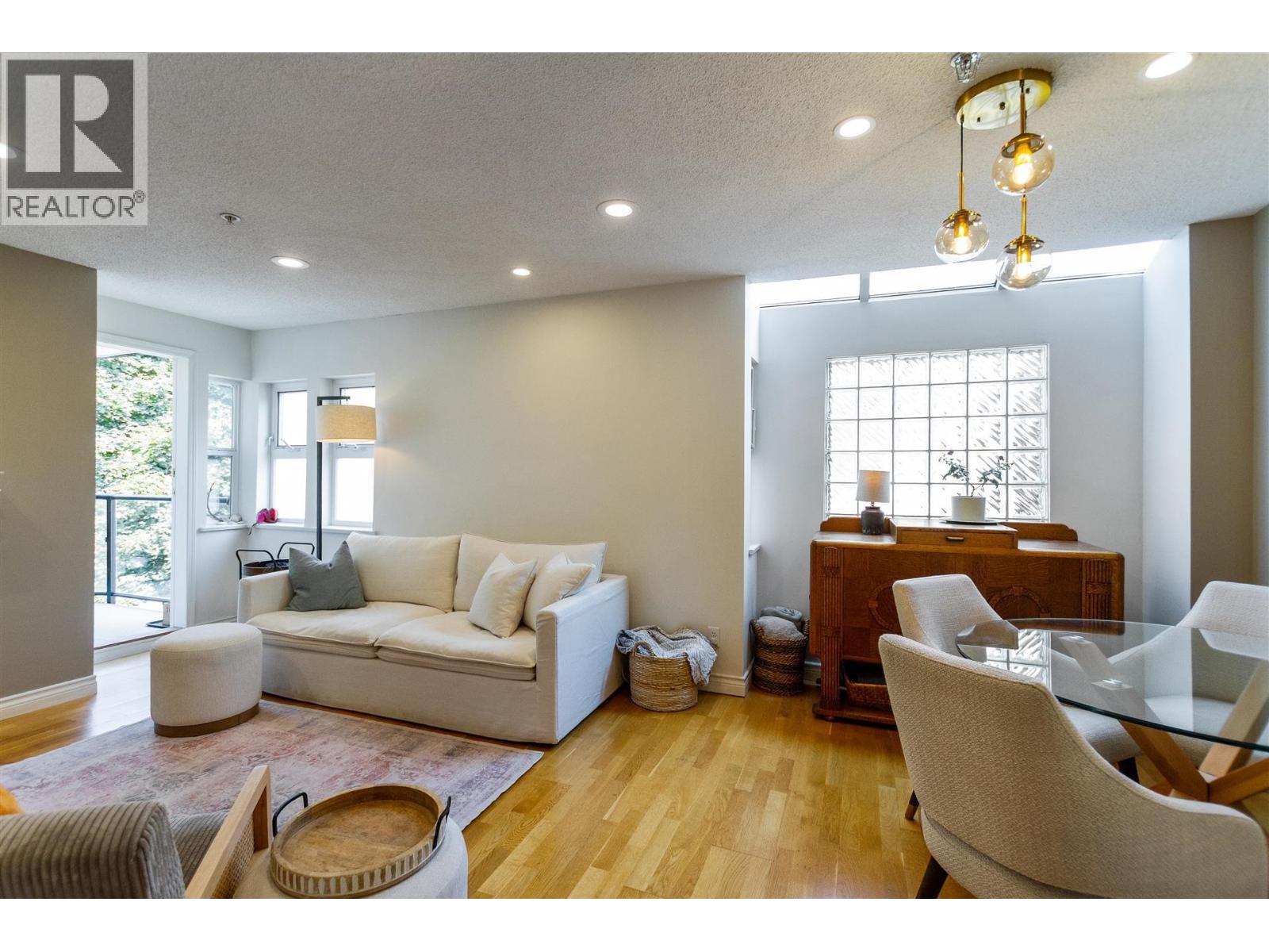 Photo 4 of 8 1966 York Avenue, Vancouver BC