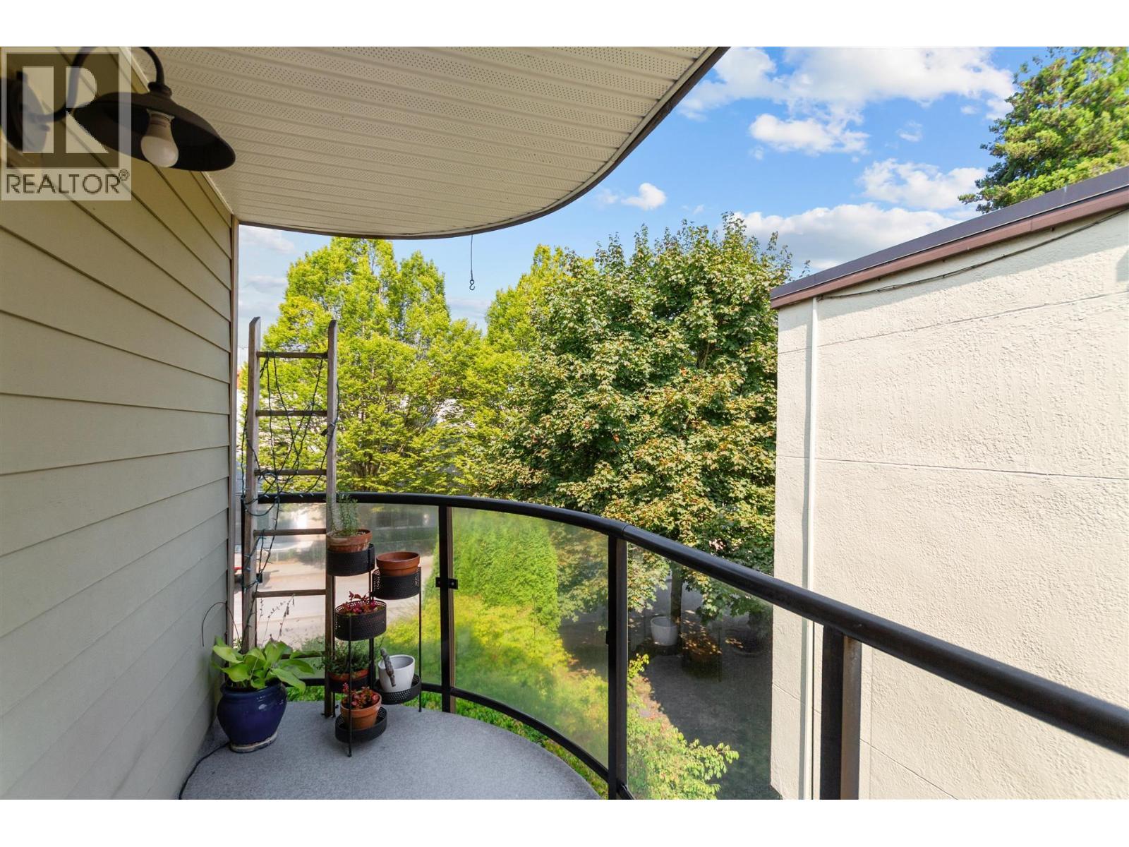 Photo 5 of 8 1966 York Avenue, Vancouver BC