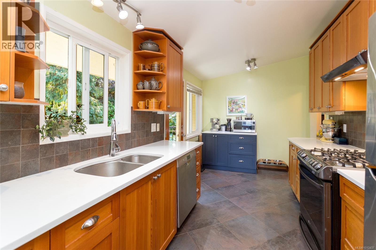 Photo 16 of 1555 Jasper Pl, Saanich BC
