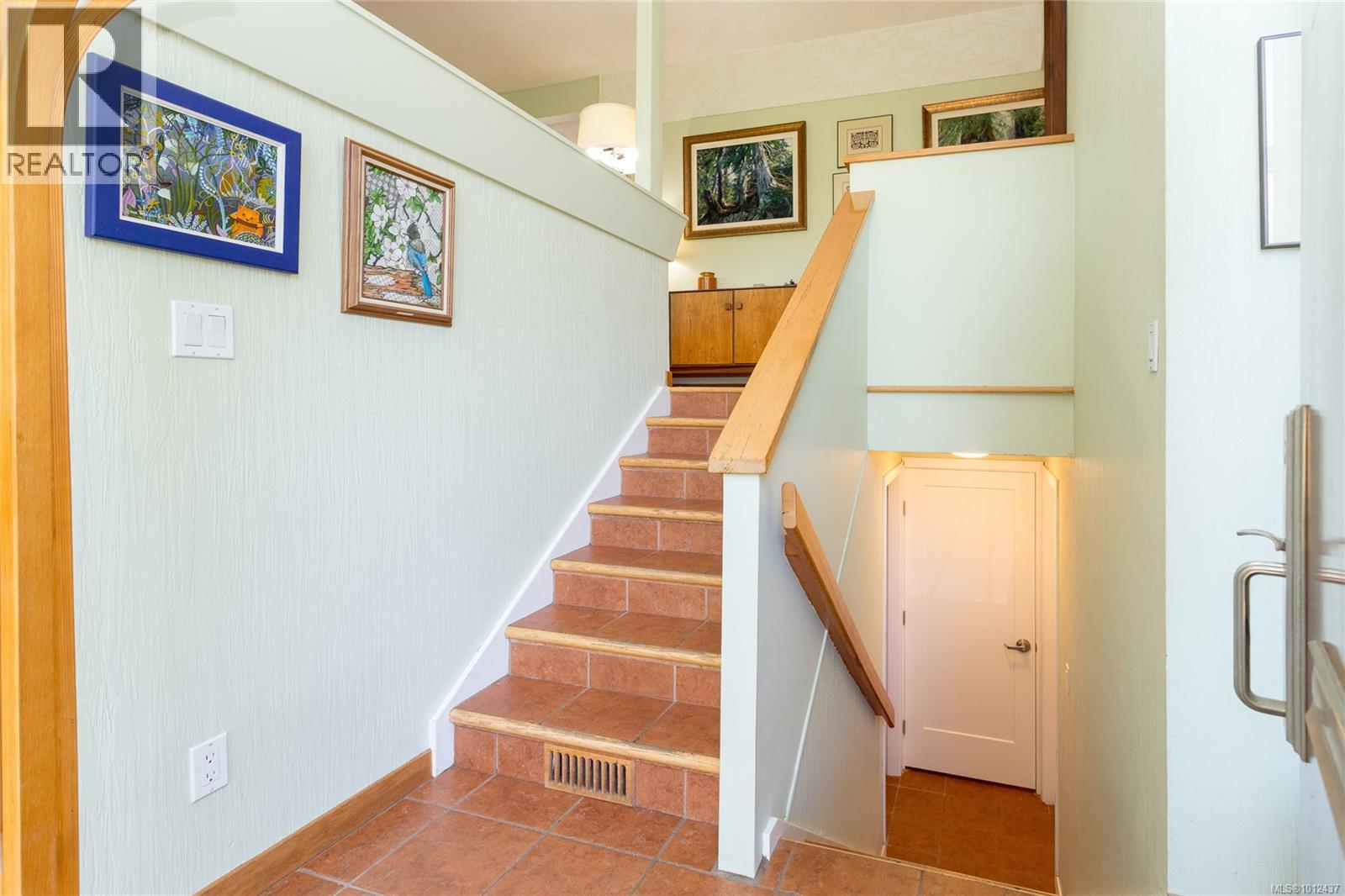 Photo 7 of 1555 Jasper Pl, Saanich BC