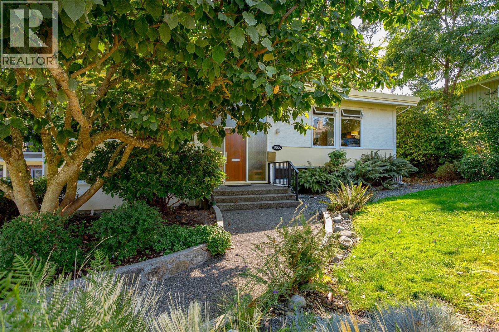Photo 5 of 1555 Jasper Pl, Saanich BC