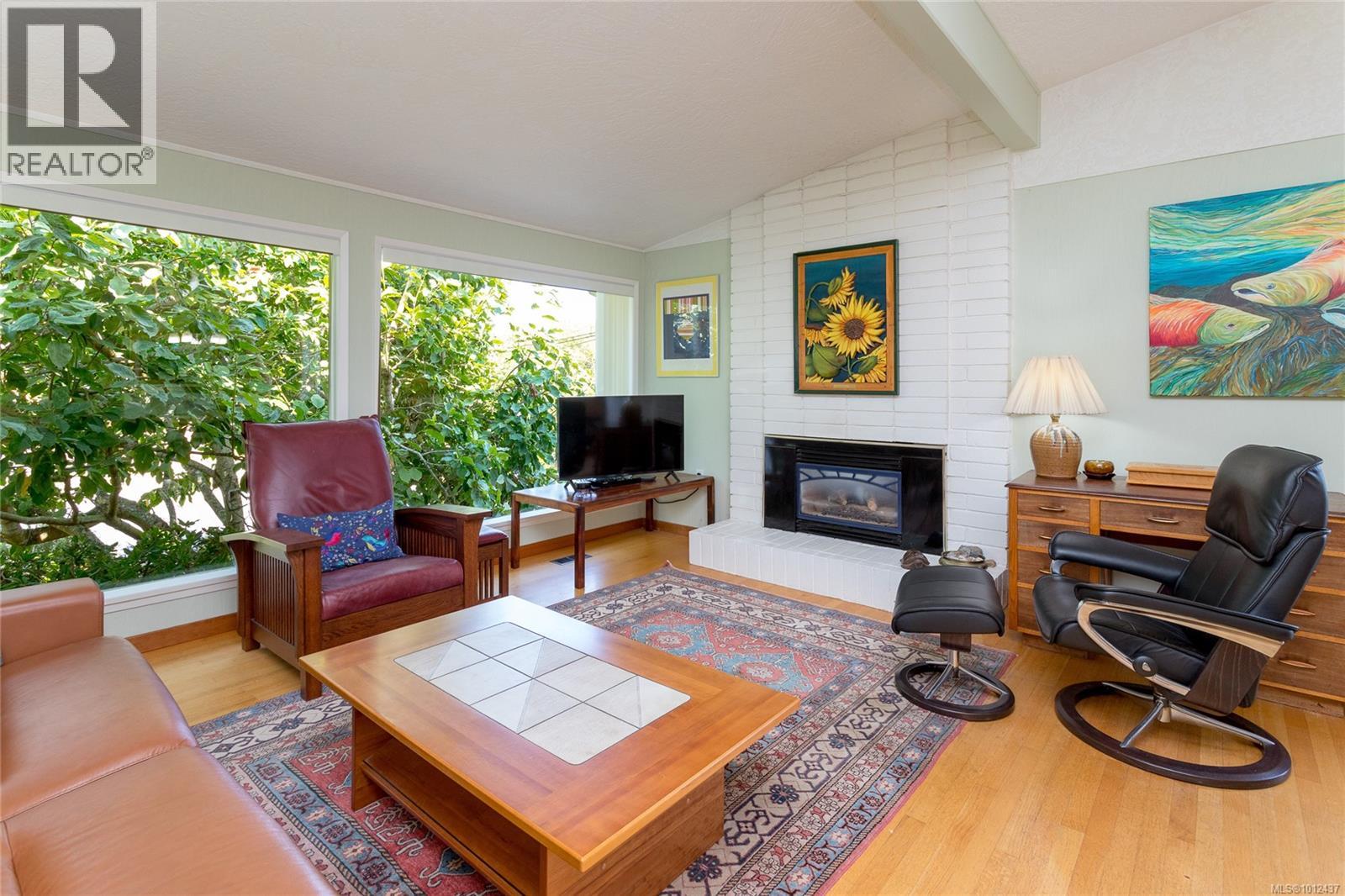 Photo 9 of 1555 Jasper Pl, Saanich BC