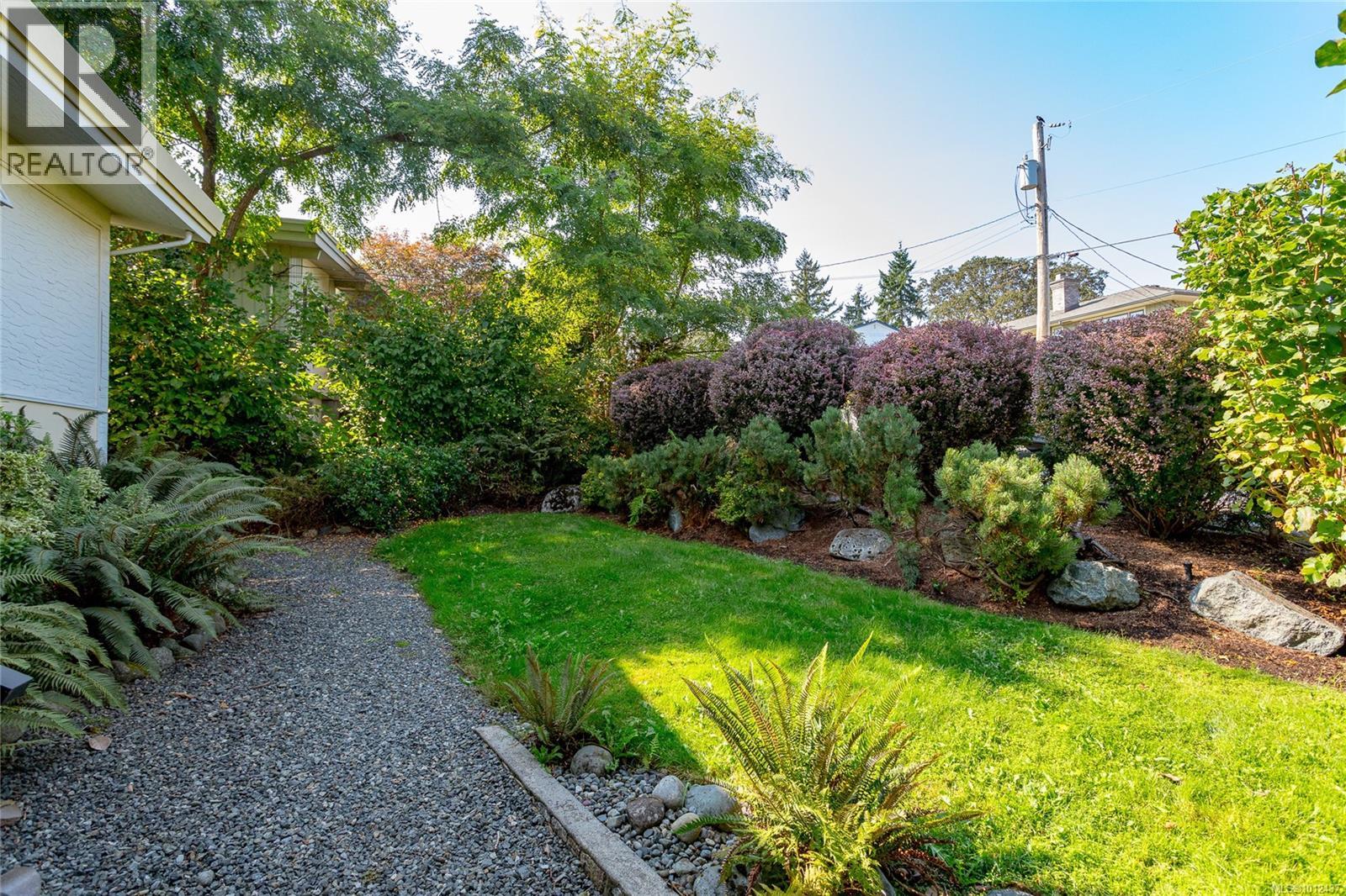 Photo 34 of 1555 Jasper Pl, Saanich BC