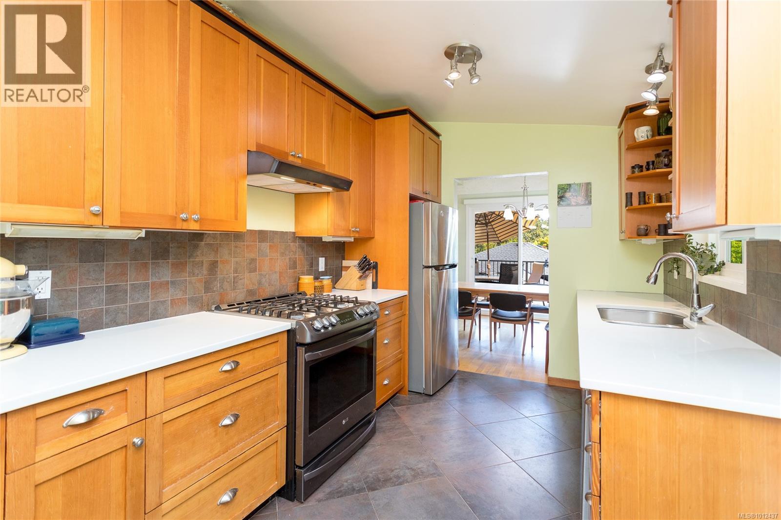 Photo 14 of 1555 Jasper Pl, Saanich BC