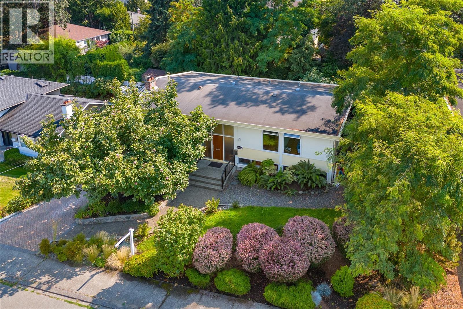 Photo 1 of 1555 Jasper Pl, Saanich BC