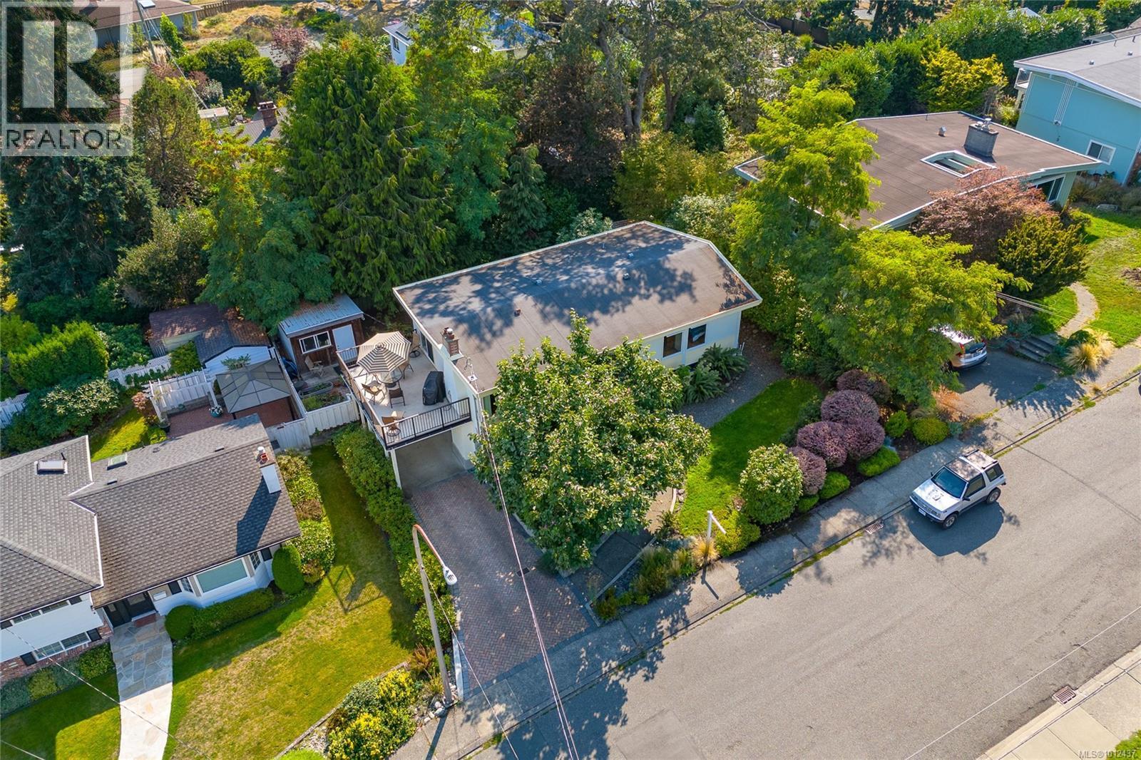 Photo 3 of 1555 Jasper Pl, Saanich BC