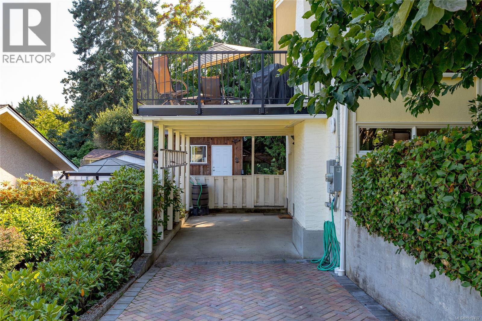Photo 4 of 1555 Jasper Pl, Saanich BC
