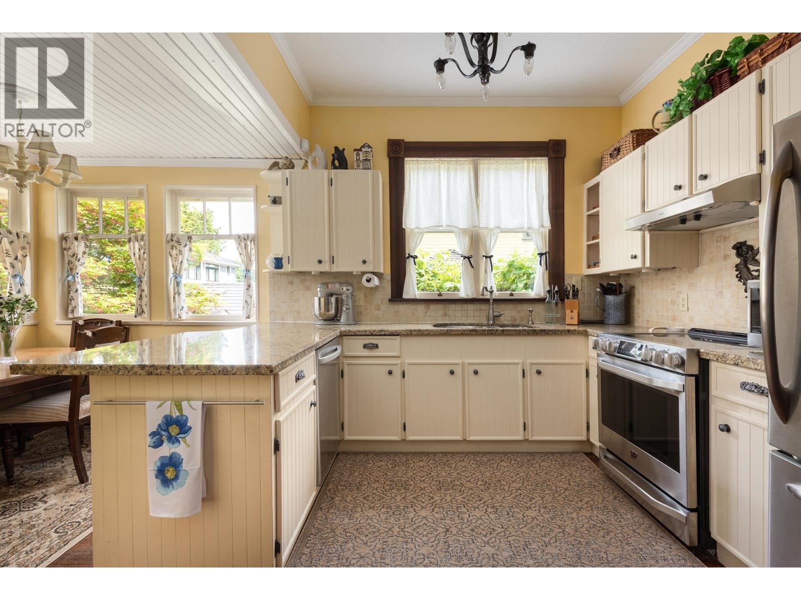 Photo 11 of 335 Fourth Street, New Westminster BC