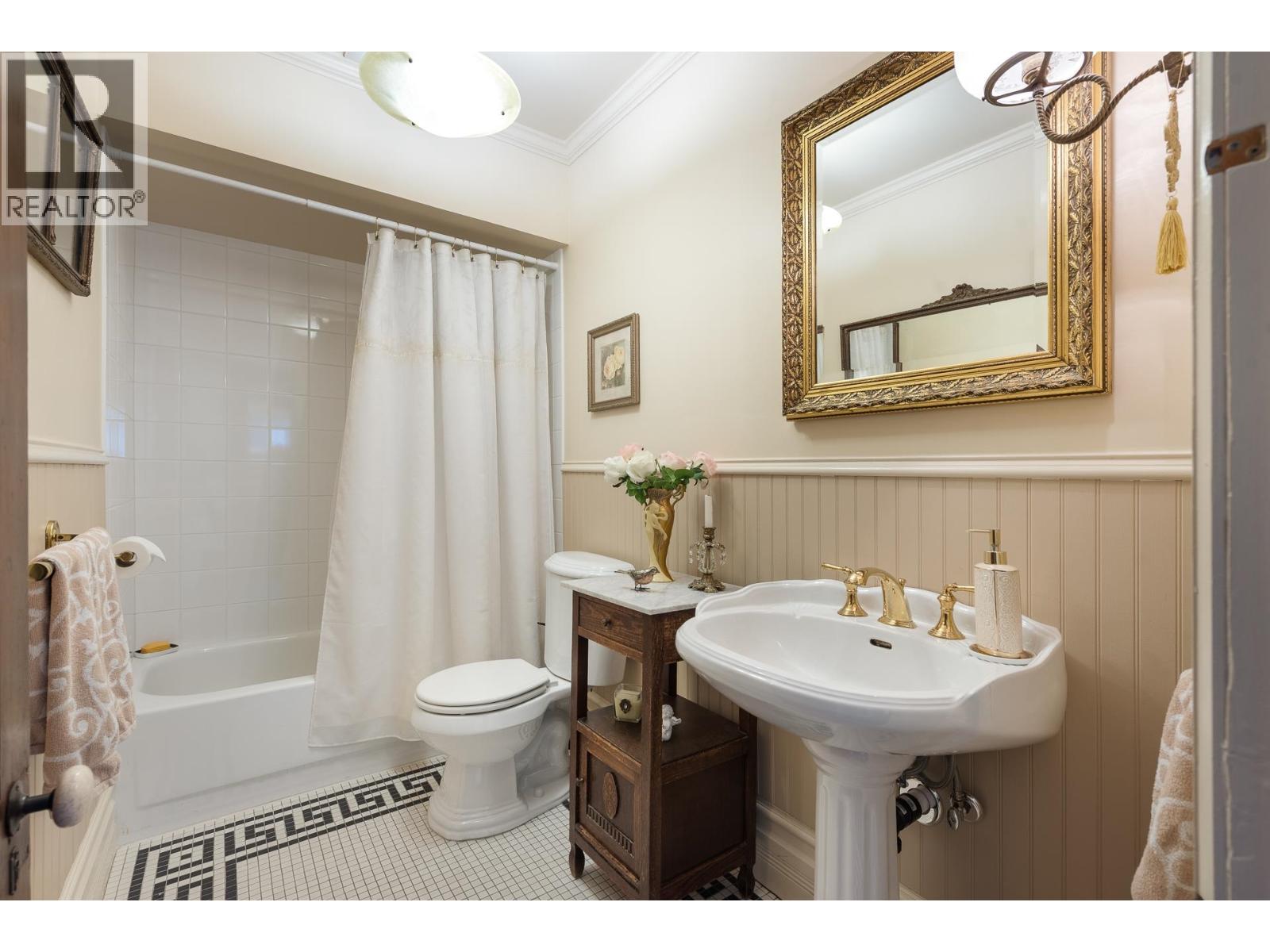 Photo 14 of 335 Fourth Street, New Westminster BC