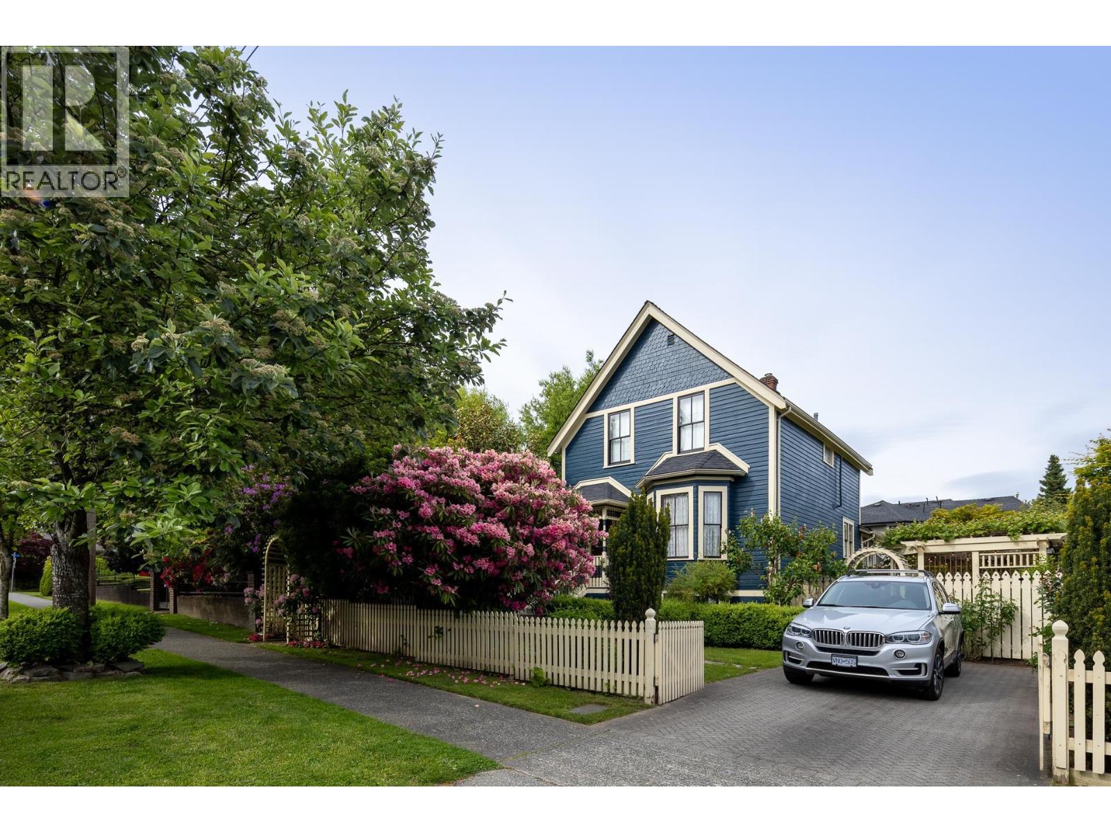 Photo 2 of 335 Fourth Street, New Westminster BC
