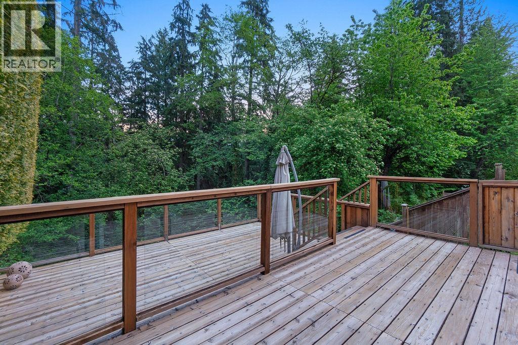 Photo 5 of 3998 Phyllis Road, North Vancouver BC
