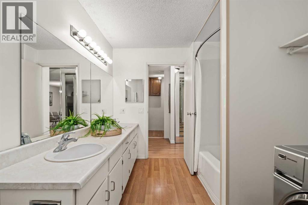 Photo 15 of 2465 70 Glamis Drive Sw, Calgary AB