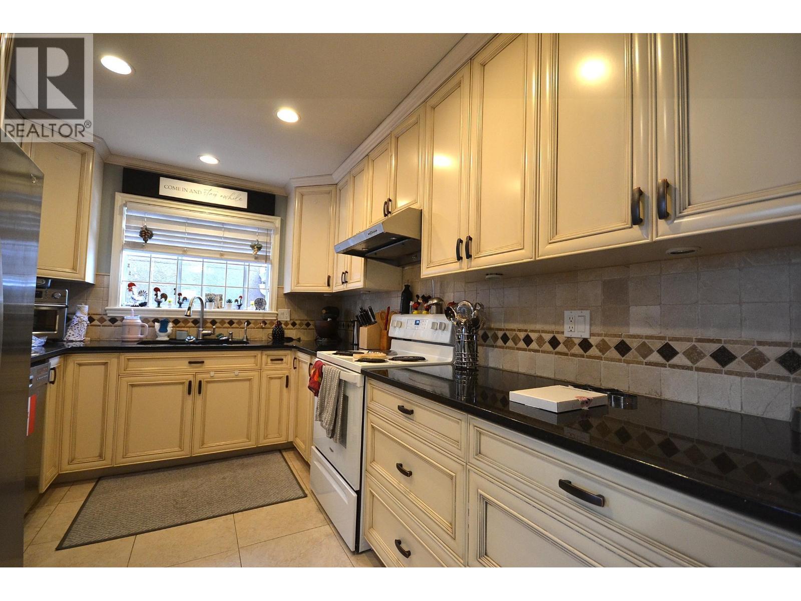 Photo 5 of 8832 15th Avenue, Burnaby BC