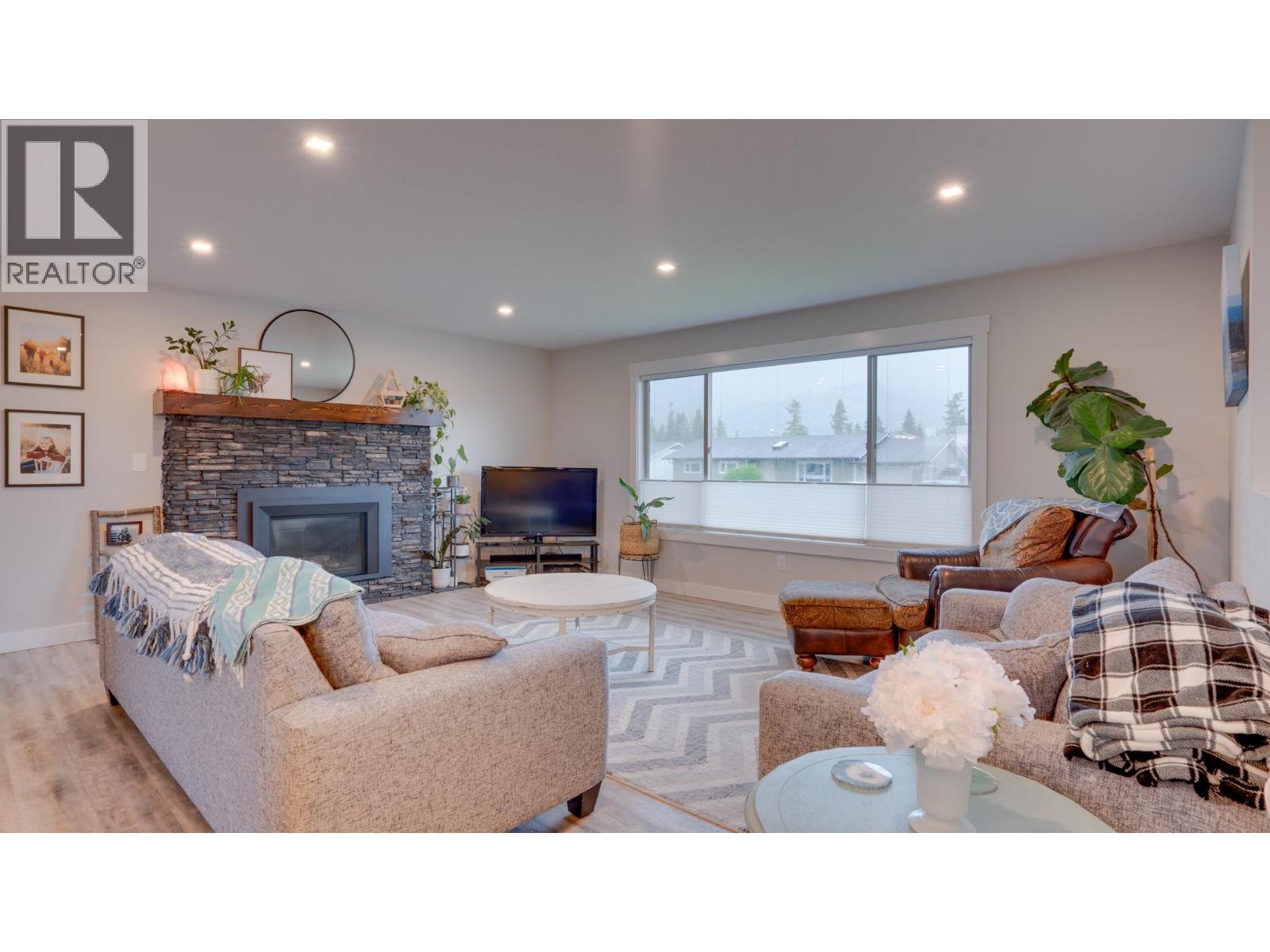 Photo 10 of 2640 Catherine Crescent, Armstrong BC