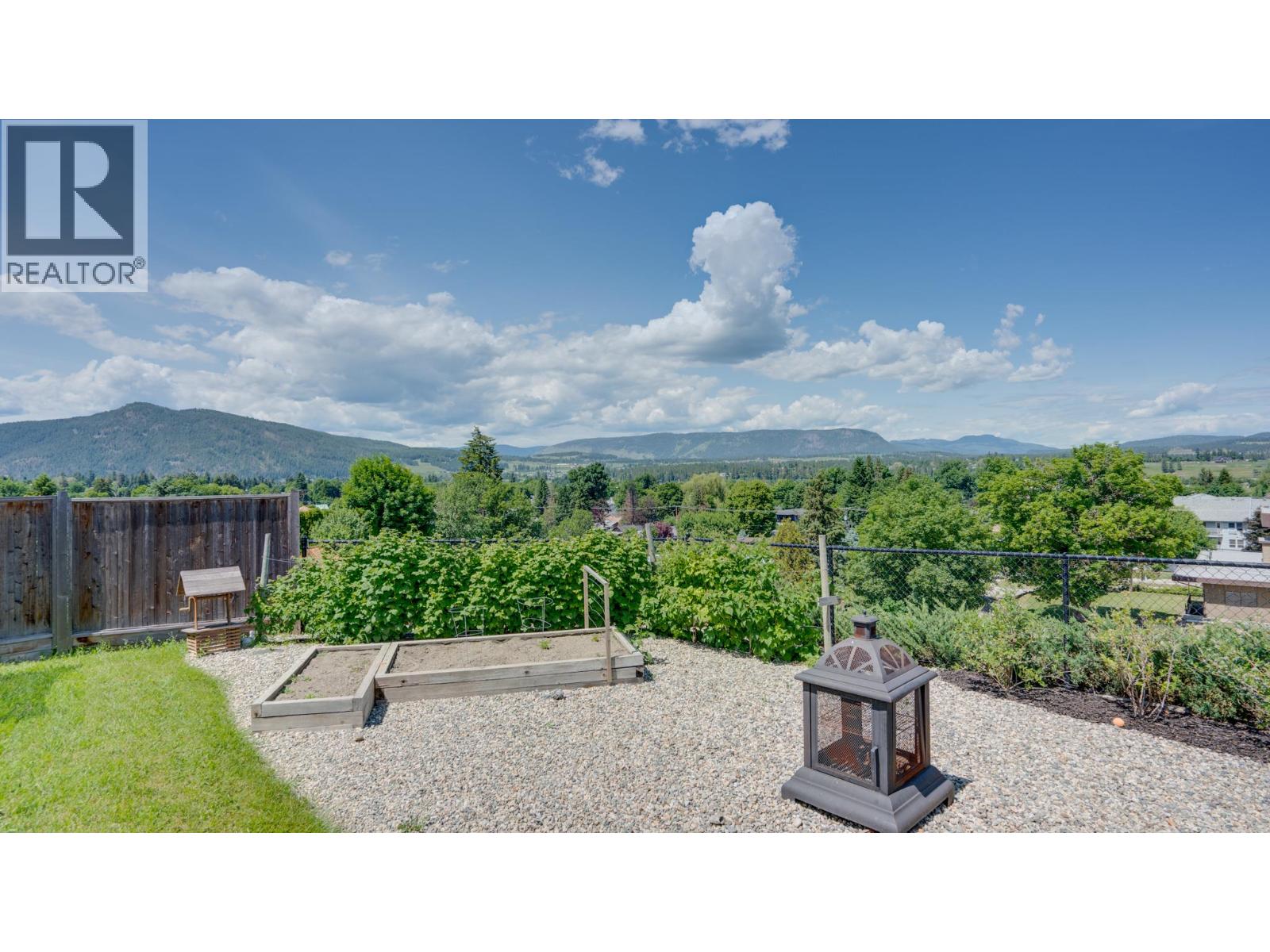 Photo 4 of 2640 Catherine Crescent, Armstrong BC