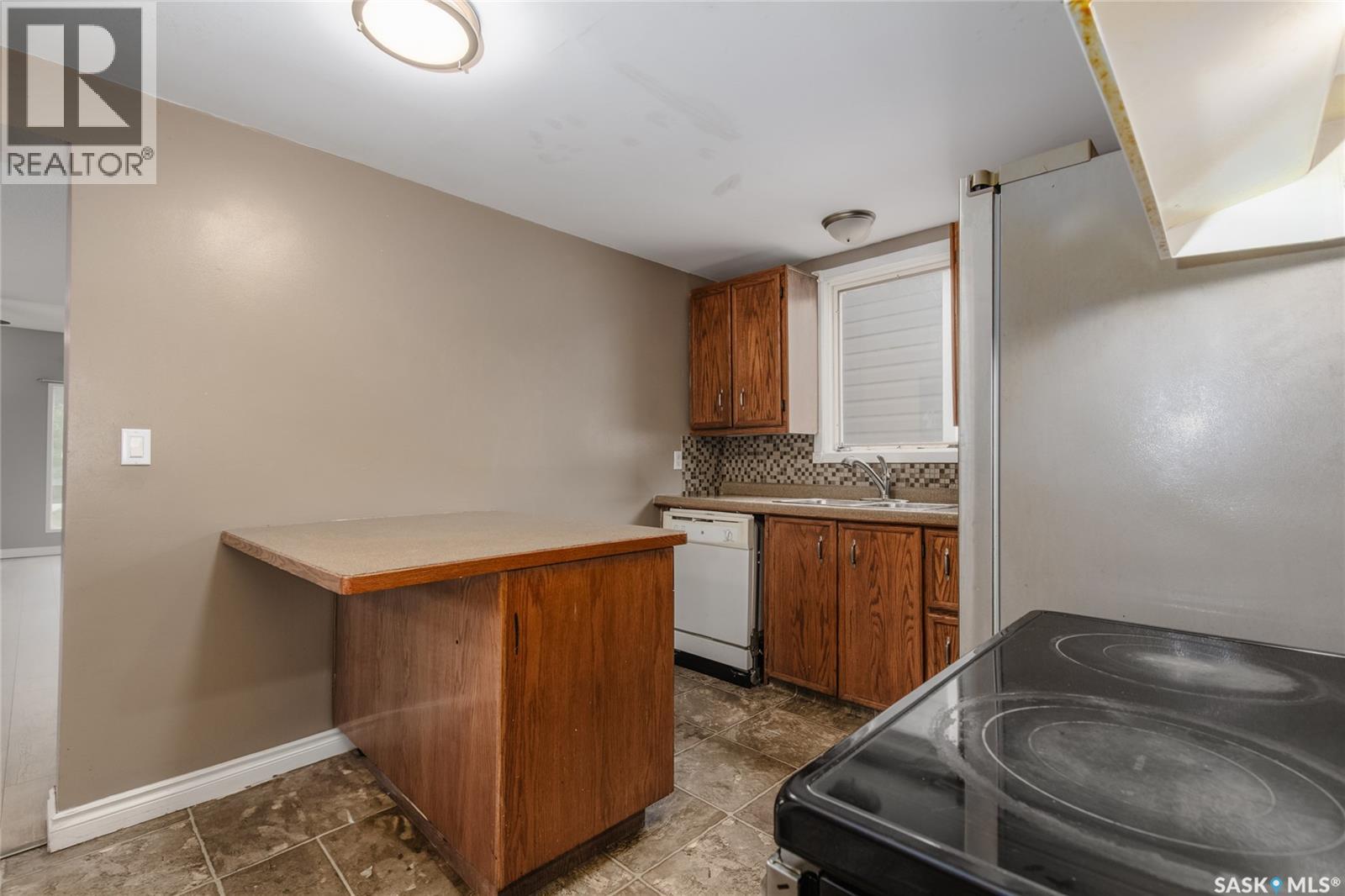 Photo 18 of 1103 4th Avenue Ne, Moose Jaw SK