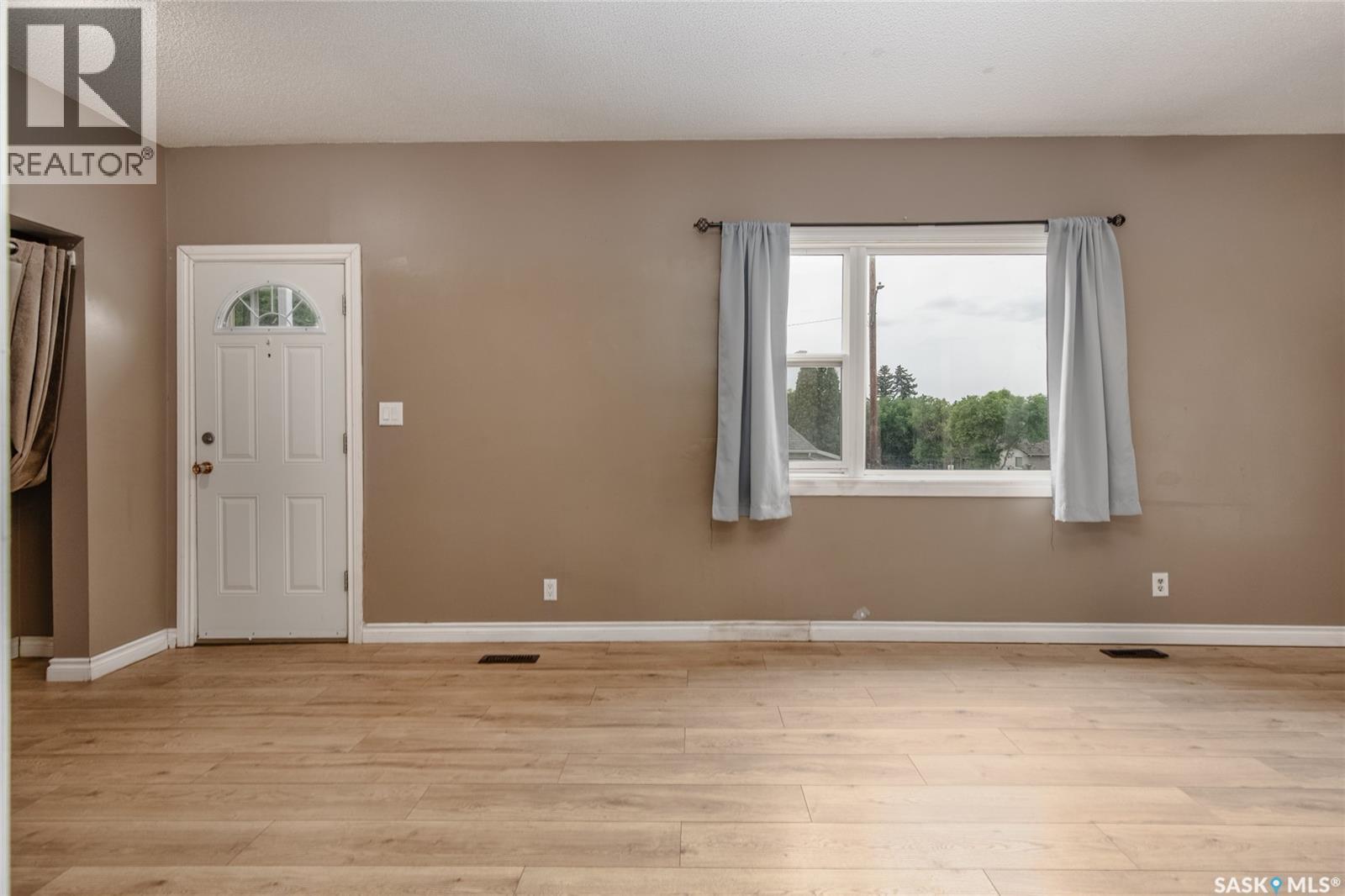Photo 8 of 1103 4th Avenue Ne, Moose Jaw SK