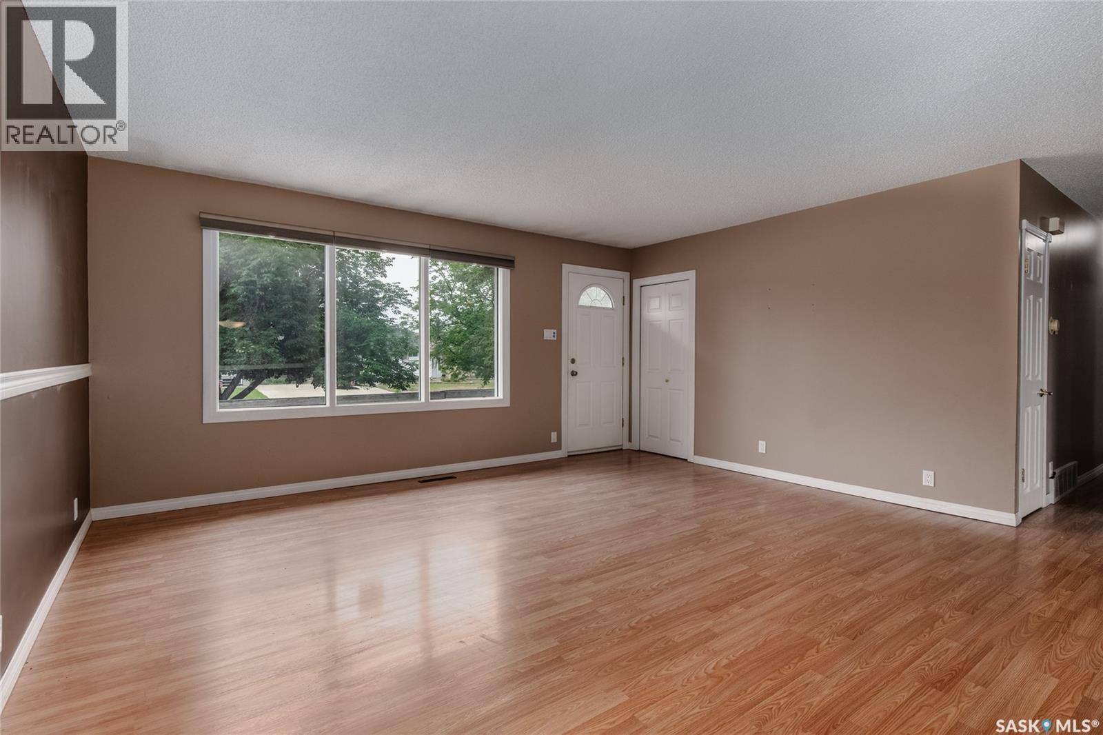 Photo 10 of 1245 Grace Street, Moose Jaw SK