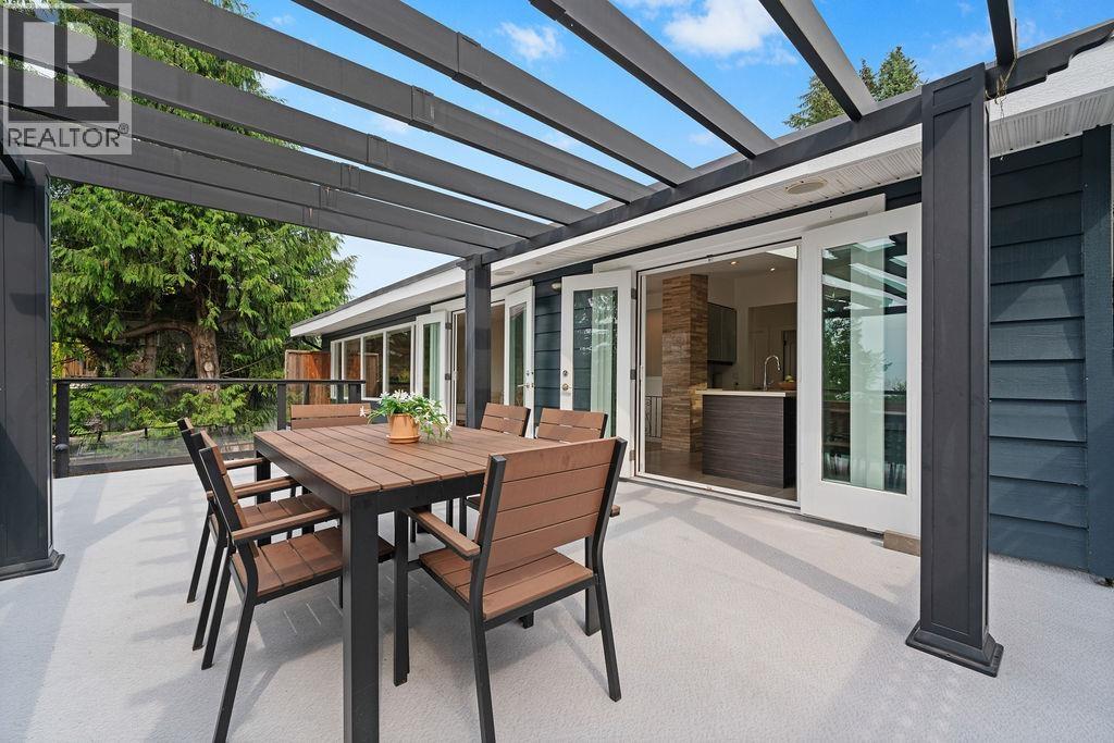 Photo 11 of 727 Crystal Court, North Vancouver BC