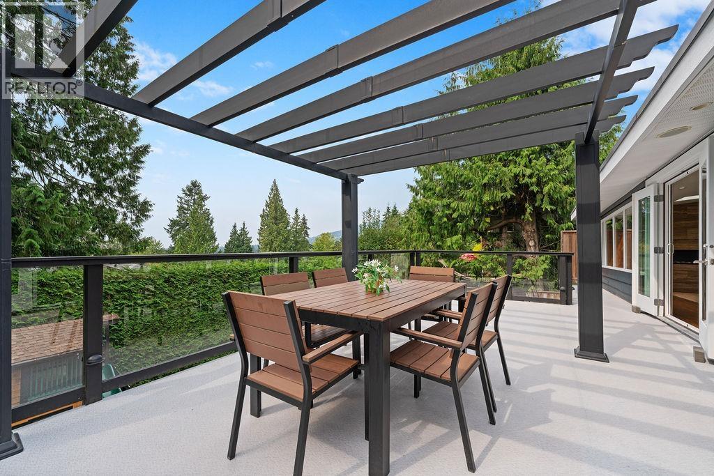 Photo 10 of 727 Crystal Court, North Vancouver BC