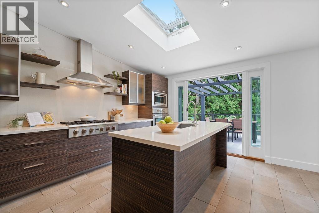 Photo 8 of 727 Crystal Court, North Vancouver BC