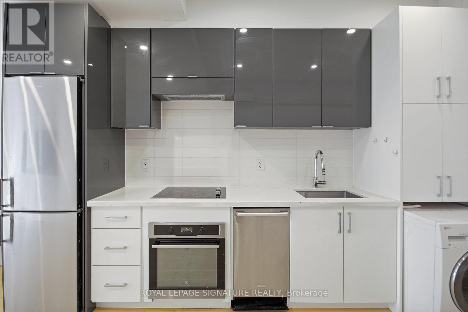 Photo 11 of Upper 1048 Queen Street W, Toronto ON