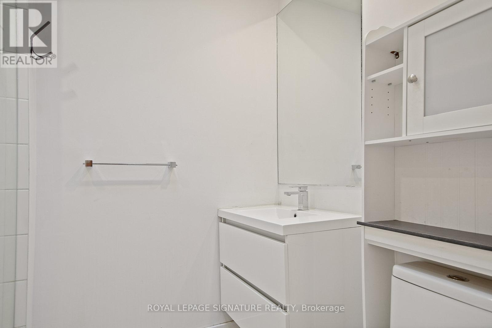 Photo 19 of Upper 1048 Queen Street W, Toronto ON